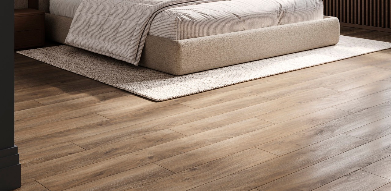 Кварцевый ламинат SPC в палубной укладке в дизайне под дерево в спальне, крупный ракурс